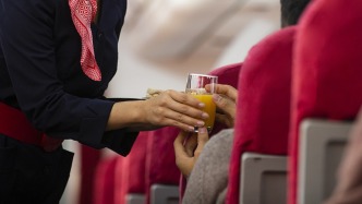 馬上評｜從“空姐”到“空嫂”，讓空乘回歸職業本身