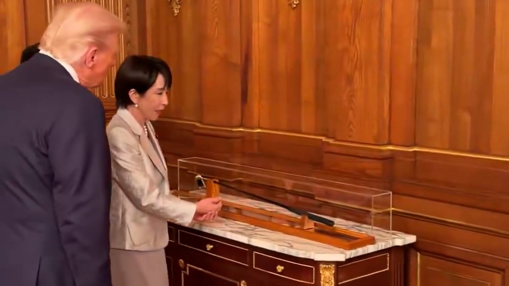 高市早苗送上安倍的球桿，特朗普當場感嘆