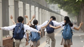 廣東佛山回應“春秋假”：鼓勵家長帶薪休假陪伴孩子，學校也將提供“兜底”托管