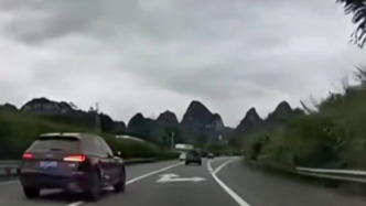 高速上壓實(shí)線變道，交警查處司機(jī)“任性”行為