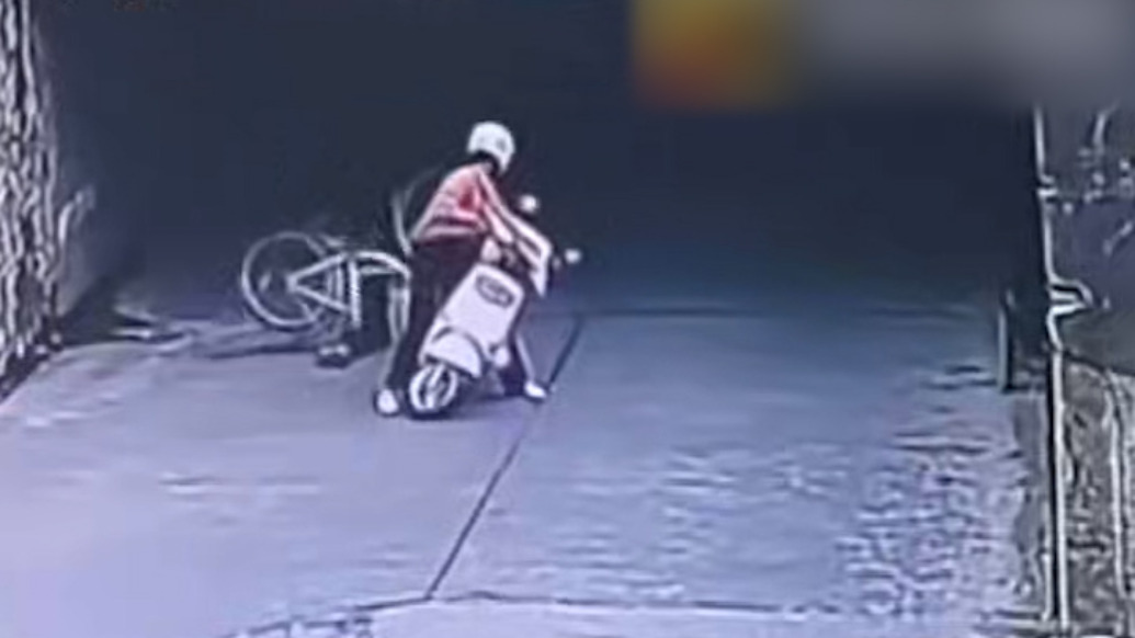 老人騎車轉彎撞到直行車：倒地不起咒罵對方，獲賠1800元