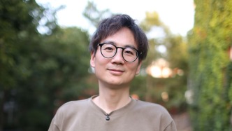 對話哲學(xué)教授王小偉：當(dāng)AI過于強大，人會失去什么？