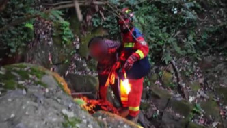 大媽進(jìn)山撿栗子迷路，救援人員拿大喇叭放音樂“導(dǎo)航”尋人