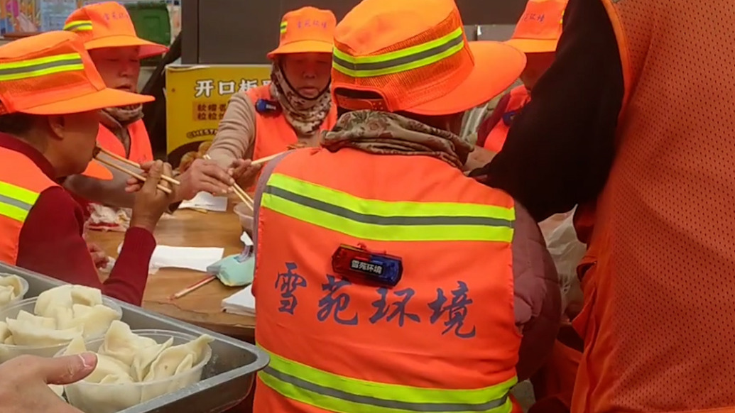 唱歌、包餃子、理發(fā)……志愿者們自帶食材陪百名環(huán)衛(wèi)工過重陽節(jié)
