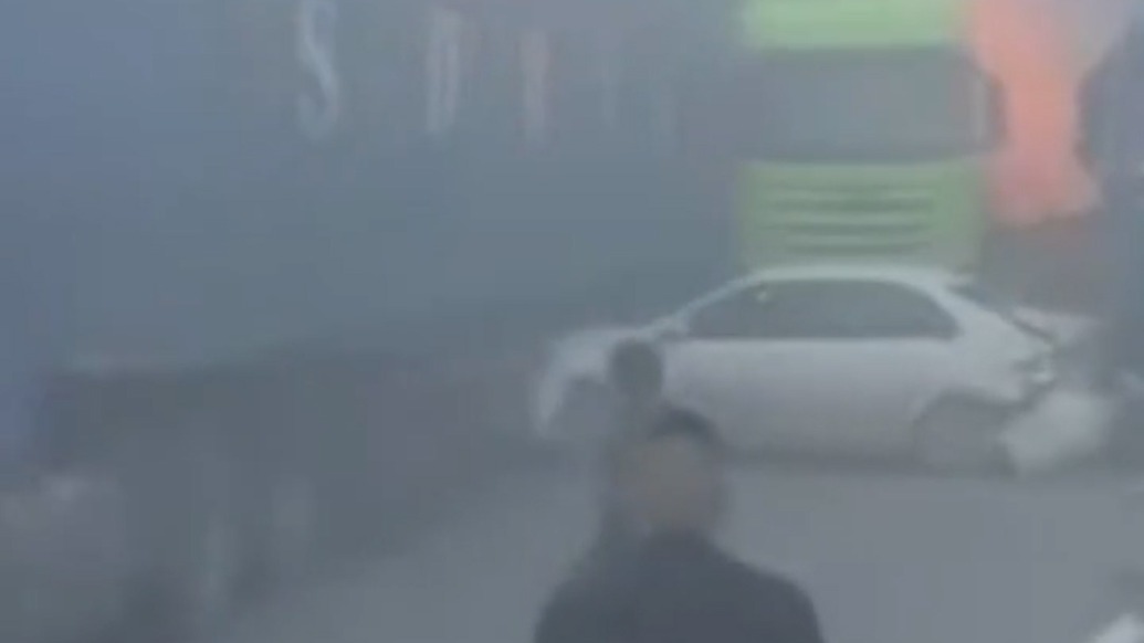 天津交警：受突發(fā)團(tuán)霧影響津石高速發(fā)生4起交通事故致1死1傷，12輛車受損