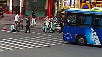 “舉手之勞”！老人騎車不慎摔倒，公交機(jī)務(wù)員暖心救助