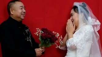 重陽敬老新方式，攝影師為老人免費拍婚紗照