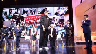擁有76厘米身高差，姚明在母校校慶現(xiàn)場(chǎng)與小學(xué)班主任擁抱