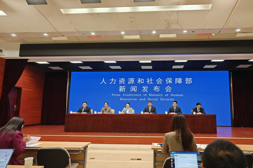 今年9月全国城镇调查失业率5.2%，较8月下降0.1%