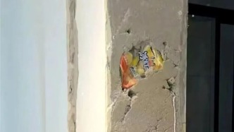 杭州一精裝樓盤現(xiàn)“飲料瓶墻”，開發(fā)商：不排除當(dāng)時(shí)現(xiàn)場(chǎng)材料不夠