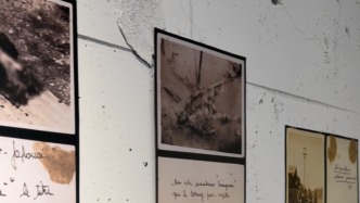 《最后的救贖》展覽東京開幕，法國(guó)小伙馬庫(kù)斯一行向當(dāng)?shù)孛癖娬故救哲娗秩A照