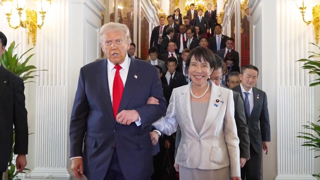 高市早苗挽特朗普胳膊還蹦蹦跳跳，日本網(wǎng)民：我覺得羞恥