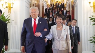 高市早苗挽特朗普胳膊還蹦蹦跳跳，日本網(wǎng)民：我覺(jué)得羞恥