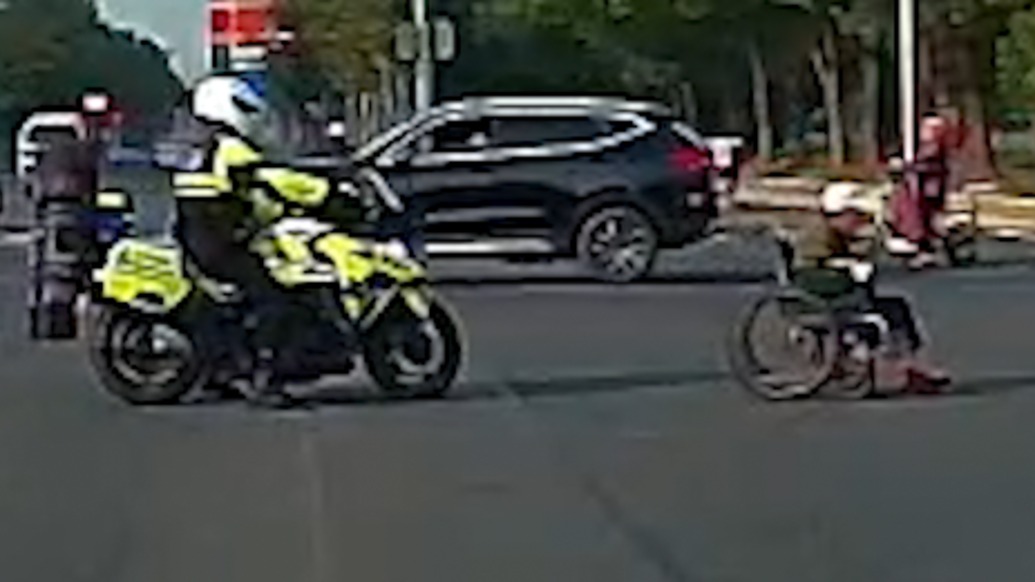 “不急慢慢走”，坐輪椅的市民獨(dú)自過(guò)馬路交警暖心護(hù)送