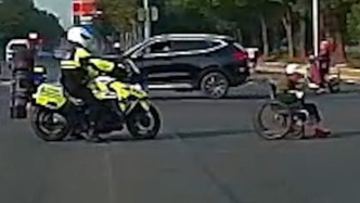 “不急慢慢走”，坐輪椅的市民獨自過馬路交警暖心護送