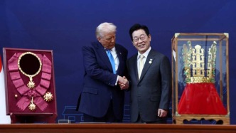 投其所好？韓國為特朗普送上金色王冠和最高規(guī)格大勛章