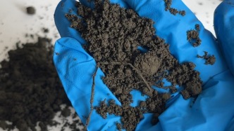 媒體：花真金白銀買了一堆“毒土”，換誰(shuí)都得拍桌子