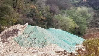 陕西洛南一村民称耕地被倾倒工业垃圾，企业称“向村民交过钱”，环保部门已立案