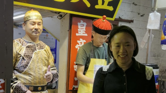 武漢攤主撞臉甄嬛傳“四郎”擺攤賣臭豆腐，有外地游客慕名光顧“先合照再吃”