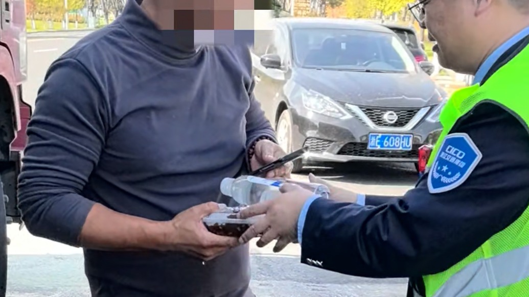 货车在收费站起火,收费员帮灭完火转身又端来热饭