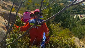 女子独自攀爬景区内未开发区域受伤被困，消防员找到后将其背下山