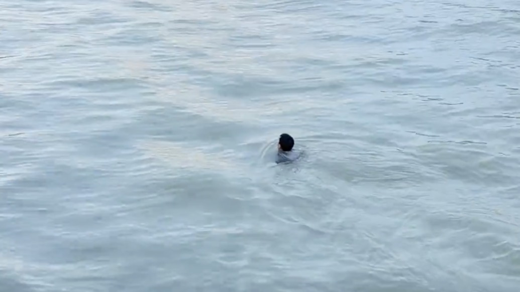 上海外灘游客落水，黃浦江畔上演“閃電救援”