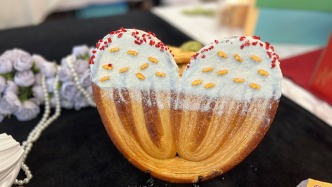 上海蝴蝶酥有多“卷”？糟卤、红茶入酥，一块要叠两三百层