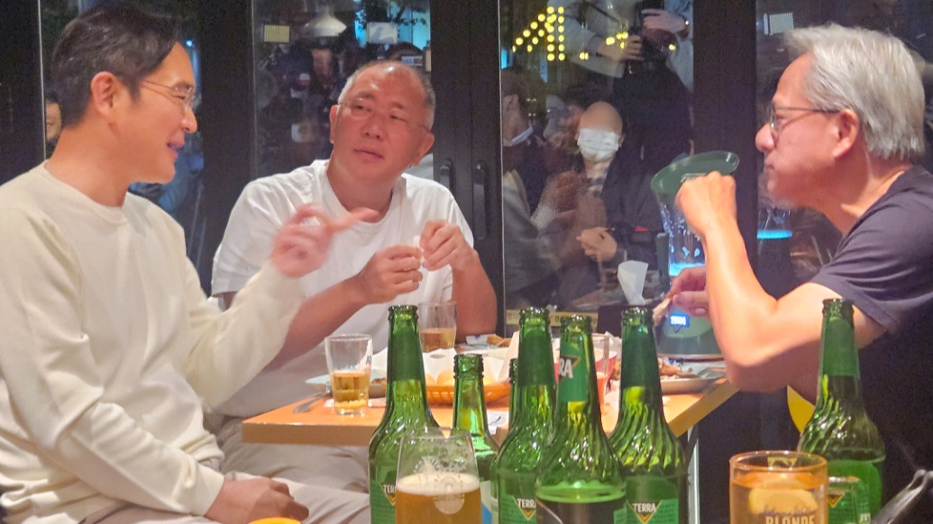 黃仁勛約韓國(guó)財(cái)閥吃炸雞，調(diào)侃李在镕：我用三星產(chǎn)品時(shí)你還小