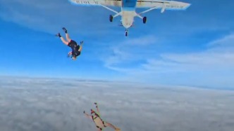 解鎖“人生新視角”，男子跳傘時掉落相機拍下“穿云”過程