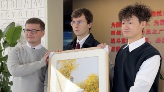 “外祖父夙愿終償”，法國(guó)青年馬庫(kù)斯一行重回上海見證捐贈(zèng)照片正式展出