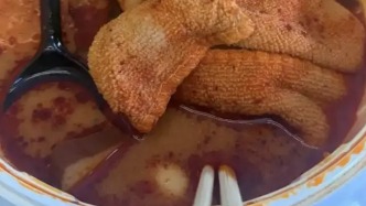 “麻辣燙吃出抹布”涉事店鋪被立案調(diào)查，監(jiān)管部門：抹布為員工不慎碰入