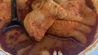 麻辣燙吃出抹布？監(jiān)管部門：系員工不慎碰入，門店已被立案調(diào)查