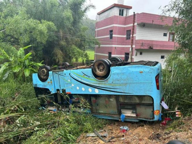 大客车暴雨中超速过弯侧翻致5名初中生轻伤，广东龙川公布事故调查报告