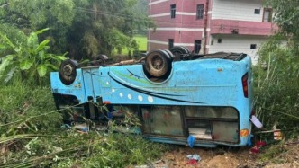 大客車暴雨中超速過彎側(cè)翻致5名初中生輕傷，廣東龍川公布事故調(diào)查報告
