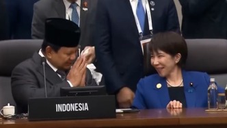 APEC上的一幕：高市早苗笑瞇瞇挪椅子，與印尼總統(tǒng)搭話