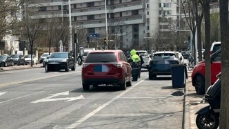 天津警方通报：62岁女子停车场驾车操作不当连撞4车2人，3人轻微受伤