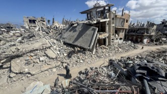 校園內(nèi)彈孔與炮擊的痕跡隨處可見，首座加沙大學(xué)恢復(fù)招生