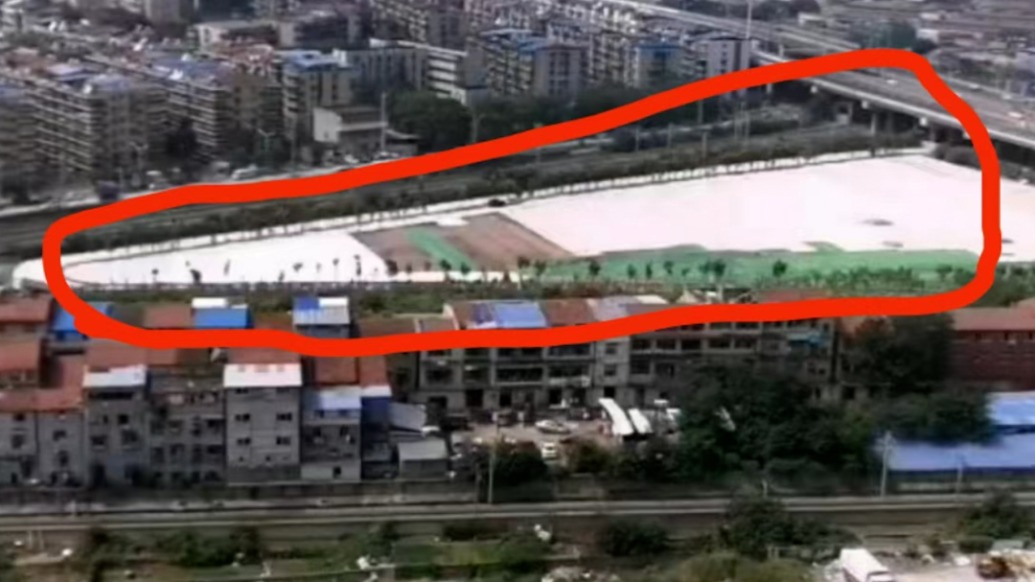 投資數(shù)百萬的停車場建成之際被園林局拆除，土地出租方武漢城投商業(yè)：誰拆的找誰賠