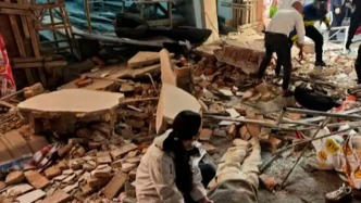 長沙一店鋪臨時搭建的腳手架發(fā)生局部垮塌，被困4名傷者已送醫(yī)救治