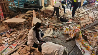 長沙潮宗街一店鋪臨時腳手架局部垮塌，4名傷者已送醫(yī)