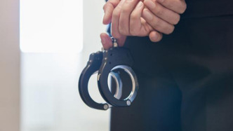 湖北咸寧警方通報(bào)一男子持械搶劫金店：被搶金飾全部追回，嫌犯抓獲