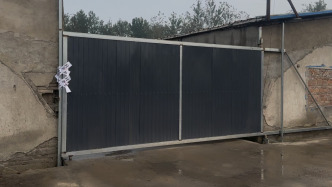 澎湃再探訪涉“毒營(yíng)養(yǎng)土”企業(yè)：當(dāng)?shù)爻闪⑻幹眯〗M，多家已被查封或停業(yè)整頓