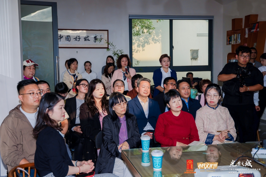 在银杏树下、村咖里，故事传讲员让红色故事“活”在实景里