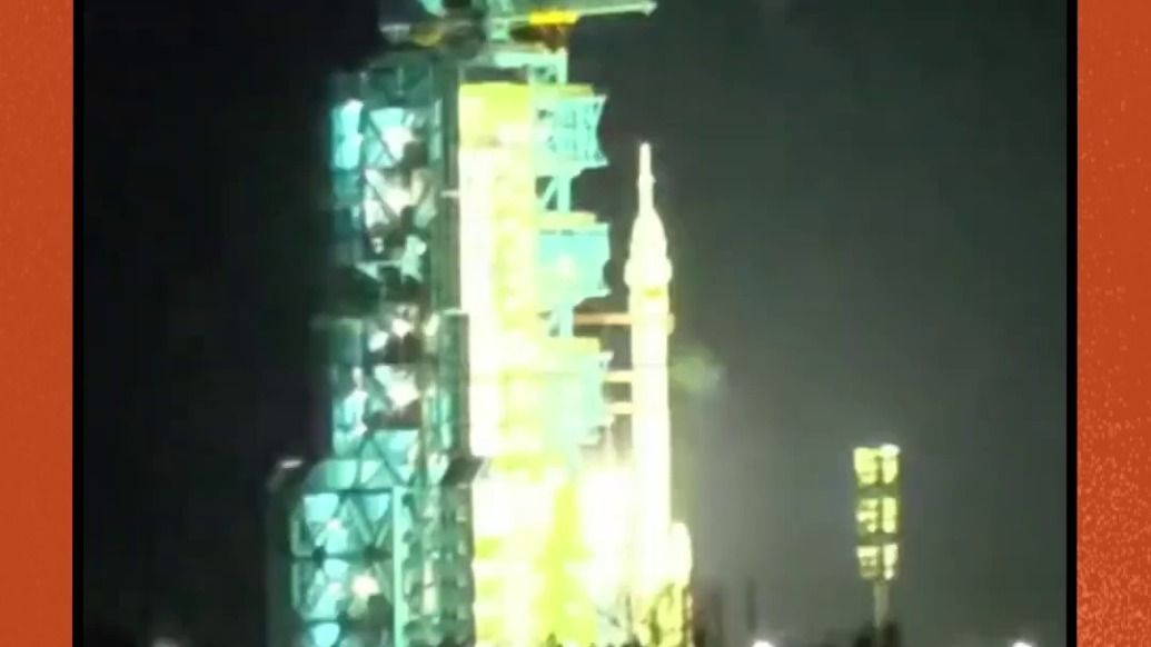 3、2、1，点火！神二十一发射瞬间，场外欢呼声里溢满中国人的骄傲