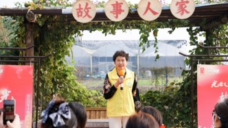 在銀杏樹(shù)下、村咖里，故事傳講員讓紅色故事“活”在實(shí)景里