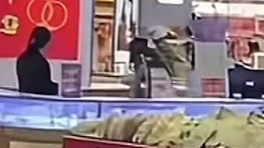 男子戴頭盔持械砸碎柜臺玻璃搶金飾，湖北咸寧警方：已抓獲嫌疑人