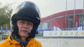 決戰(zhàn)蘇超丨還未開賽，泰州球迷騎三小時(shí)摩托車已到場(chǎng)等候