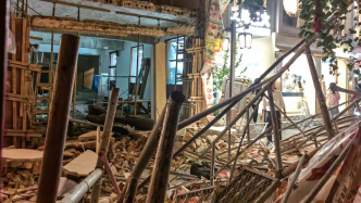 長沙一網(wǎng)紅街區(qū)店鋪外墻垮塌致4人被困，救出后2人死亡2人受傷