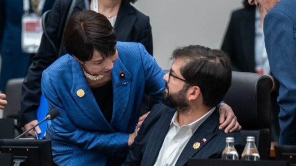 高市早苗APEC峰會(huì)引議論：滑動(dòng)椅子主動(dòng)搭話，手搭智利總統(tǒng)肩膀聊天