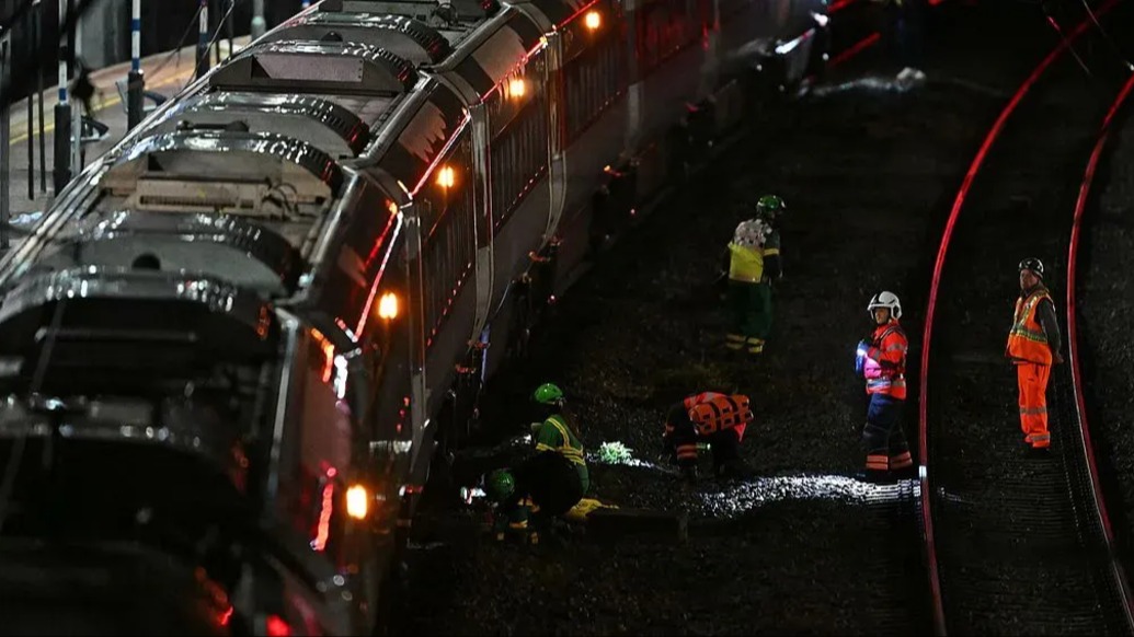 英國(guó)火車(chē)持刀行兇事件造成多人受傷，斯塔莫：令人震驚，深感不安